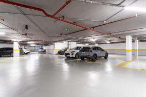 a parking garage with several cars parked in it at Parque Jockey com fácil acesso a Pinheiros e Butantã in Sao Paulo