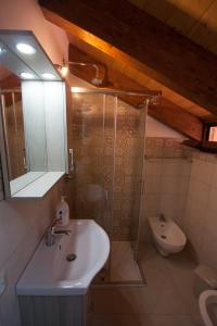 Kúpeľňa v ubytovaní Casa Vacanze Mareluna + 25 fotografií