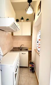 Η κουζίνα ή μικρή κουζίνα στο Carylama’s House +23 φωτογραφίες