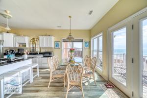 a kitchen and dining room with a table and chairs at Paradiso a Mare in North Topsail Beach