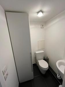 a bathroom with a toilet and a sink at Appartement moderne et agréable, idéalement placé pour JO 2024 in Puteaux