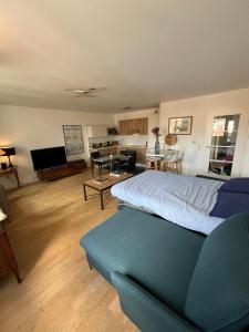 sala de estar con cama y sofá en Appartement moderne et agréable, idéalement placé pour JO 2024 en Puteaux