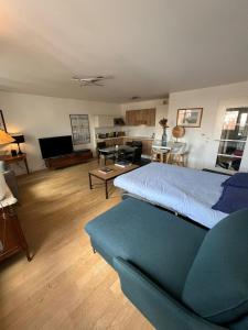 1 dormitorio con 1 cama grande y sala de estar en Appartement moderne et agréable, idéalement placé pour JO 2024, en Puteaux