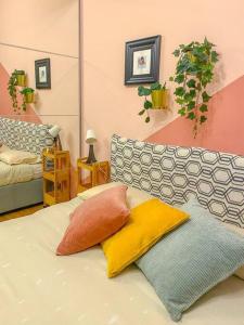 um quarto com uma cama com três almofadas em A casa di Gin Milano em Milão