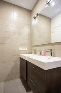 y baño con lavabo blanco y espejo. en RentalSevilla en Triana, en Sevilla