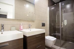y baño con lavabo, aseo y ducha. en RentalSevilla en Triana, en Sevilla