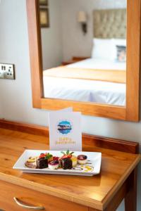 een bord desserts op een tafel in een hotelkamer bij The Western Hotel in Galway
