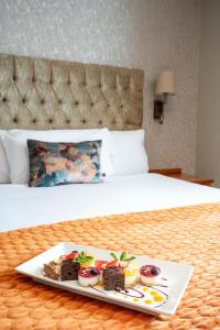 een dienblad met eten op een bed bij The Western Hotel in Galway