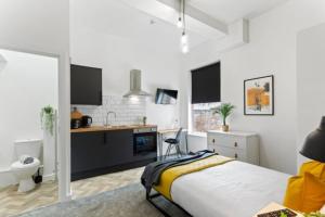 una camera con un grande letto e una cucina di Nottingham Group Stay - 8 x Studio Apartments, sleeps 16, Free Parking a Nottingham