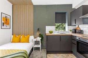 una piccola camera con letto e cucina di Nottingham Group Stay - 8 x Studio Apartments, sleeps 16, Free Parking a Nottingham