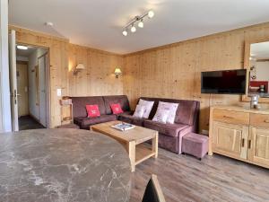ein Wohnzimmer mit einem Sofa und einem Tisch in der Unterkunft Appartement Méribel, 2 pièces, 6 personnes - FR-1-182-102 in Méribel