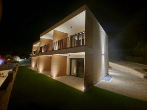 Blick auf ein Gebäude in der Nacht in der Unterkunft Attilio High Living Suites - Adults Only in Torri del Benaco