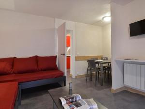 sala de estar con sofá rojo y mesa en Appartement Plagne Bellecôte, 2 pièces, 5 personnes - FR-1-181-952, en Plagne Bellecôte