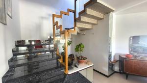 escalera en una sala de estar con escalera en Villa Isola Bella - Appartamento Vintage, en Mògoro