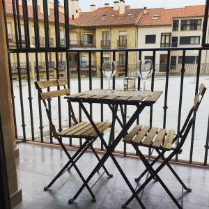 a table and two chairs on a balcony at El Rincón de Eva II in Salamanca