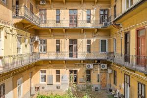 een appartementencomplex met balkons aan de zijkant bij Elizabeth Boulevard Unity in Boedapest