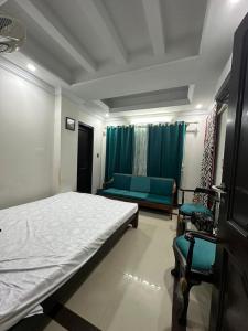 1 dormitorio con cama, sofá y sillas en Areej tower E-11/3 Islamabad, en Islamabad