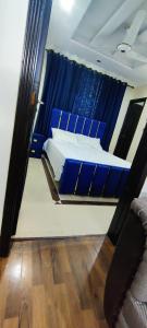 um quarto com uma cama e uma cortina azul em Areej tower E-11/3 Islamabad em Islamabad