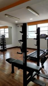 Posilňovňa alebo fitness centrum v ubytovaní Hotel Nacional Inn Porto Alegre - Estamos abertos - 200 metros do Complexo Hospitalar Santa Casa
