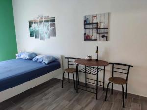 una camera con letto, tavolo e sedie di Olivia Studios - Melina's home near the sea a Agia Triada
