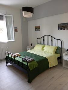 una camera da letto con un letto con lenzuola verdi e gialle di La Dimora degli Artisti - Bologna a Bologna
