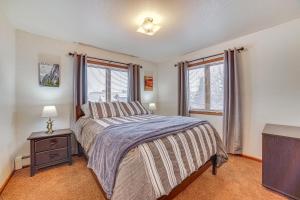 ein Schlafzimmer mit einem Bett und zwei Fenstern in der Unterkunft Cozy Anchorage Vacation Rental Near Hospitals! in Anchorage