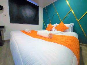 A bed or beds in a room at Hotel Kristal Ferial