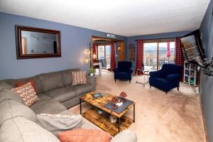 ein Wohnzimmer mit einem Sofa und einem Tisch in der Unterkunft WhiSki Cabin *12-acres with mountain views!* in Chester