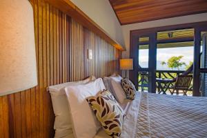 - une chambre avec un lit et un balcon dans l'établissement Pousada Naturalia, à Abraão