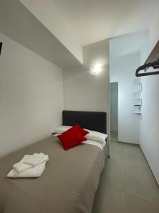um quarto com uma cama grande e uma almofada vermelha em Trastevere Station Sweet Rest em Roma