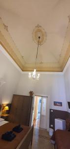 uma sala de estar com um lustre pendurado no tecto em Affittacamere Museo em Taranto