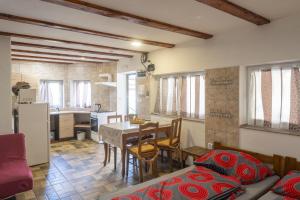 cocina y sala de estar con mesa y sillas en mlyn-osvracin, en Osvračín