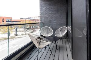 three chairs and a table on a balcony at Luxury Apartment Private Terrace in Chicago