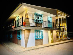 Un edificio con un balcón en el lateral. en Hotel Club el Llano - Combita, en Combita