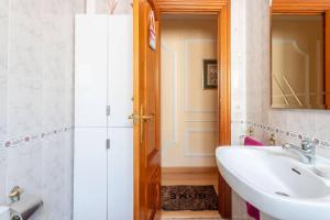 une salle de bain avec un lavabo et un miroir dans l'établissement Un Lugar Para Descansar En Alicante, à Alicante 77 autres photos