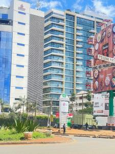 duży budynek z wieloma znakami przed nim w obiekcie BETH Accommodations Westlands Nairobi w mieście Nairobi