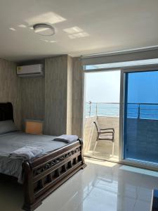 Schlafzimmer mit einem Bett und Meerblick in der Unterkunft A un paso del mar 2 in Cartagena de Indias