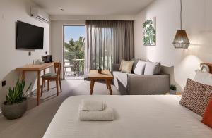 Habitación de hotel con cama y sala de estar. en Enorme Santanna Island en Sissi