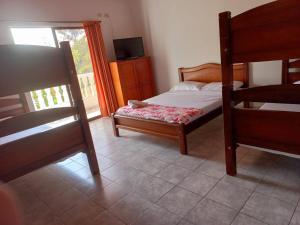 1 dormitorio con 1 cama, TV y ventana en Hotel Asturias Campestre en San Gil
