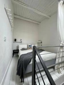 1 dormitorio con 2 literas y balcón en Casuzza - la comodità che cerchi, en Noto