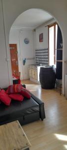un salon avec un canapé noir dans une pièce dans l'établissement Mer&Soleil, à Sète