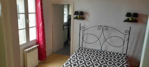 1 dormitorio con cama y cortina roja en Mer&Soleil en Sète