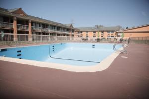 una gran piscina en medio de un edificio en Dayspring Extended Stay, en Greensboro
