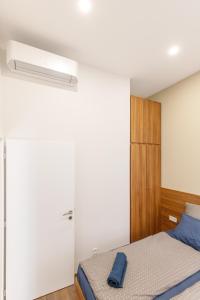 - une chambre avec un lit et un placard dans l'établissement Central City Apt in the Jewish Quarter with FREE PARKING, à Budapest