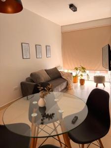 sala de estar con mesa de cristal y sofá en BHIaparts-Roca con COCHERA en Bahía Blanca