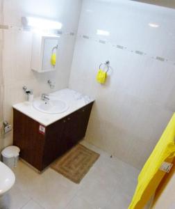 La salle de bains est pourvue d'un lavabo et de toilettes. dans l'établissement Aphrodite Heights, à Larnaka