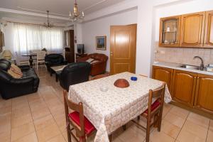 eine Küche und ein Wohnzimmer mit einem Tisch und Stühlen in der Unterkunft Vintage Blloku Apartment in Tirana