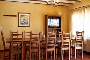 comedor con mesa de madera y sillas en CASA RURAL EL PINICO en Yeste