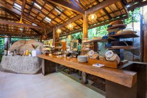 een keuken met een groot houten aanrecht in een huis bij Pousada Naturalia in Abraão +33 foto's