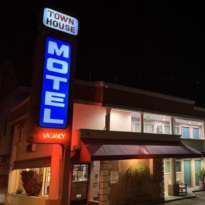 un hotel con un cartel frente a un edificio en Town House Motel, en San Francisco